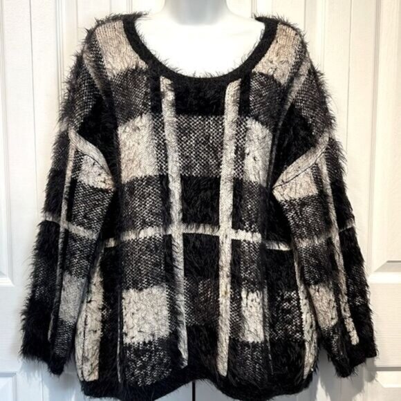 DEX Black Cream Long Sleeve Eyelash Oversized Sweater Size M - Picture 1 of 9